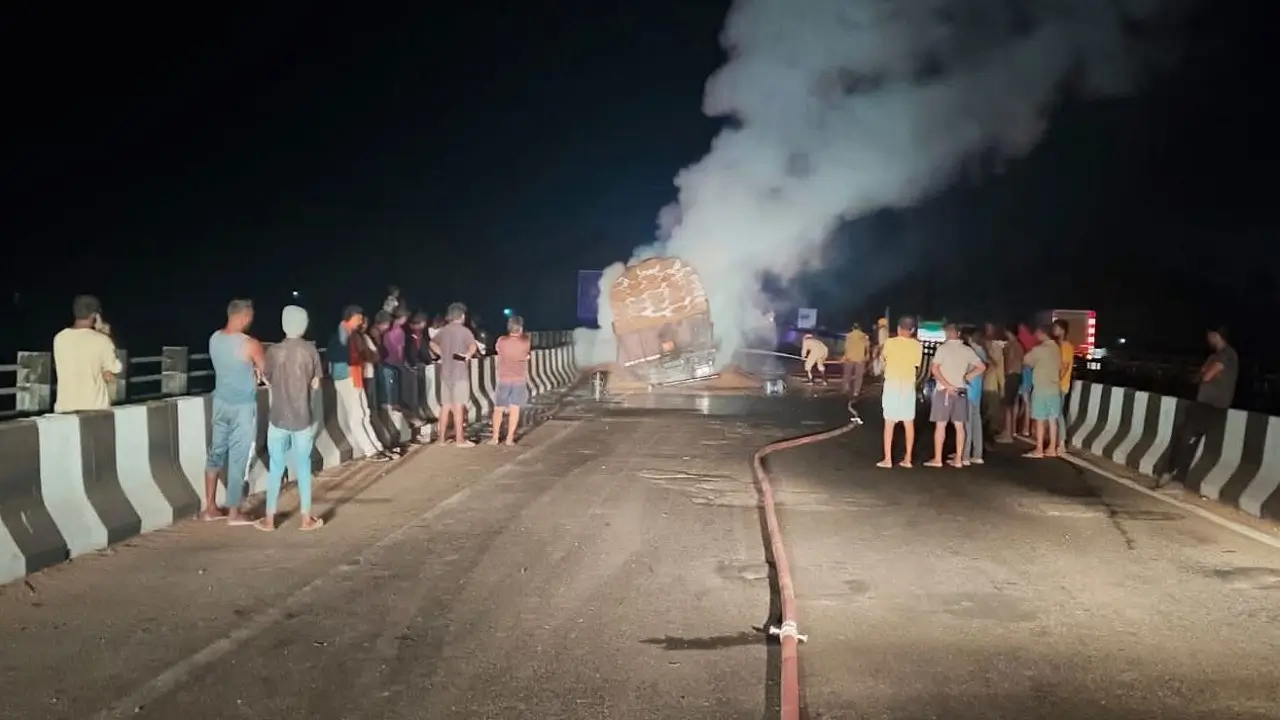 Byndoor truck Loaded with Cattle Feed Engulfed in Flames on NH-66 Bridge Driver Miraculously Escapes
