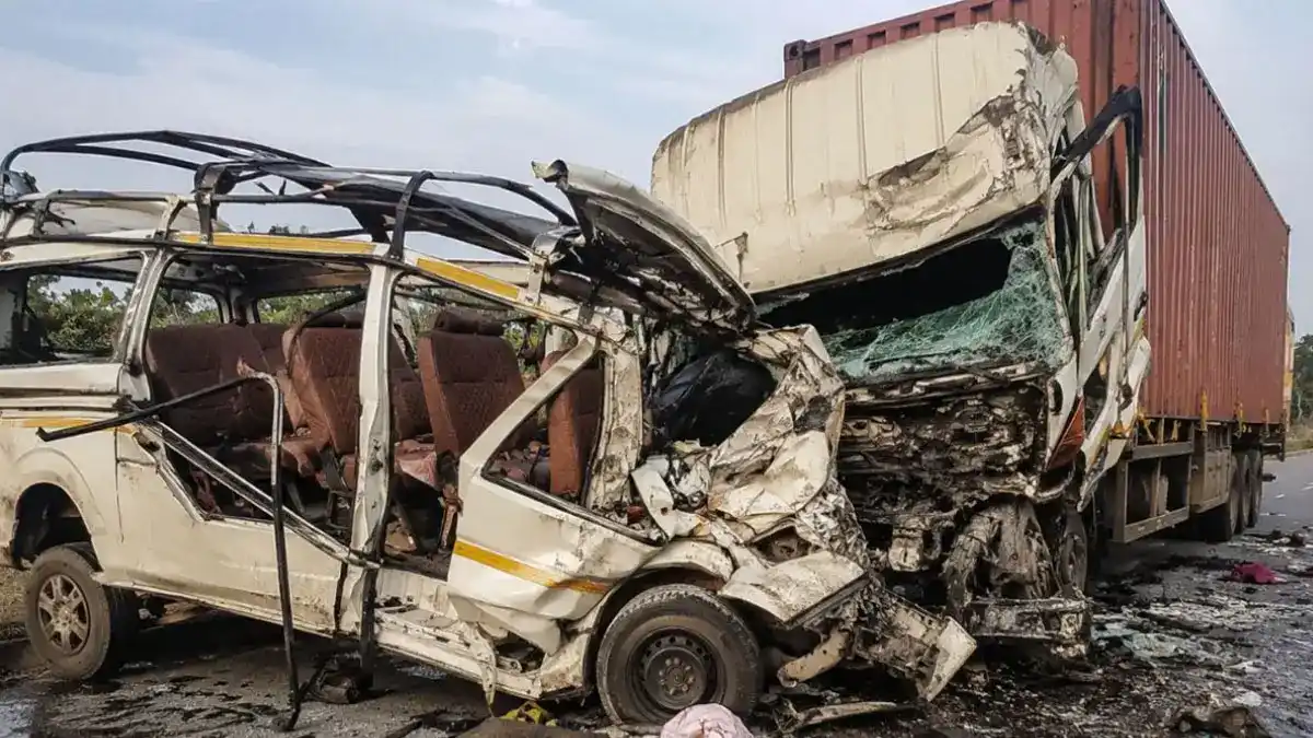 Maharashtra palghar highway road accident tempo truck collision kannada news