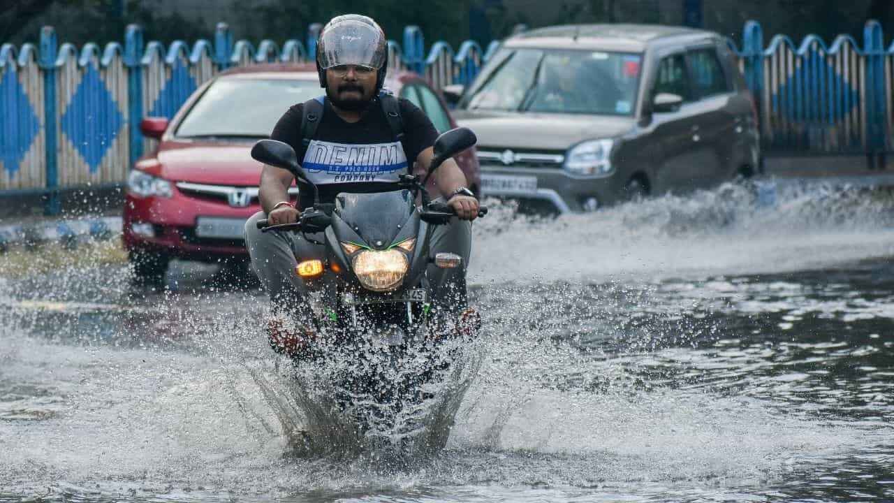 ಭಾರೀ ಮಳೆಯಲ್ಲಿ ಬೈಕ್ ರೈಡ್ ಮಾಡ್ತೀರಾ? ಮೊದಲು ಈ 5 ಸಲಹೆಗಳನ್ನು ತಿಳಿಯಿರಿ