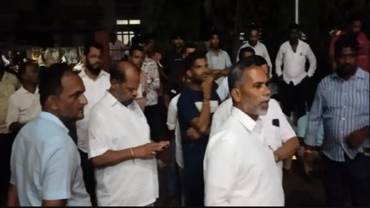 ಭಟ್ಕಳದಲ್ಲಿ ಮತ್ತೊಮ್ಮೆ ಕೋಮು ಸಂಘರ್ಷದ ಕಿಡಿ : ಹಿಂದೂ ಮುಖಂಡನ ಮೇಲೆ ಕೇಸ್ ಬೆನ್ನಲ್ಲೇ ಪೊಲೀಸ್ ಠಾಣೆಗೆ ಮುತ್ತಿಗೆ!
