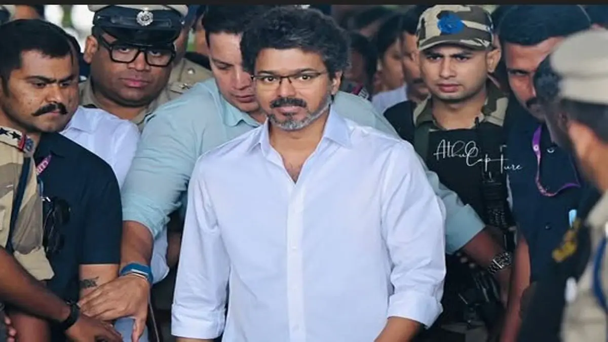 TN CM Vijay Visit Kollur : ಕರಾವಳಿಯಲ್ಲಿ ಧೂಳೆಬ್ಬಿಸಿ ಸಿಎಂ ವಿಜಯ್ : ಕೆರವೇ ಕಪ್ಪು ಬಾವುಟ, ಕೊಲ್ಲೂರು ಮೂಕಾಂಬಿಕೆ ದರ್ಶನ ಪಡೆದ ದಳಪತಿ