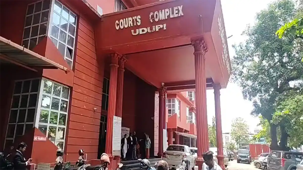 Udupi Court Bomb Threat : ಉಡುಪಿ ಜಿಲ್ಲಾ ನ್ಯಾಯಾಲಯಕ್ಕೆ ಇ-ಮೇಲ್ ಮೂಲಕ ಬಾಂಬ್ ಬೆದರಿಕೆ: ಶ್ವಾನದಳ, ಬಾಂಬ್ ನಿಷ್ಕ್ರಿಯ ದಳದಿಂದ ತೀವ್ರ ಶೋಧ