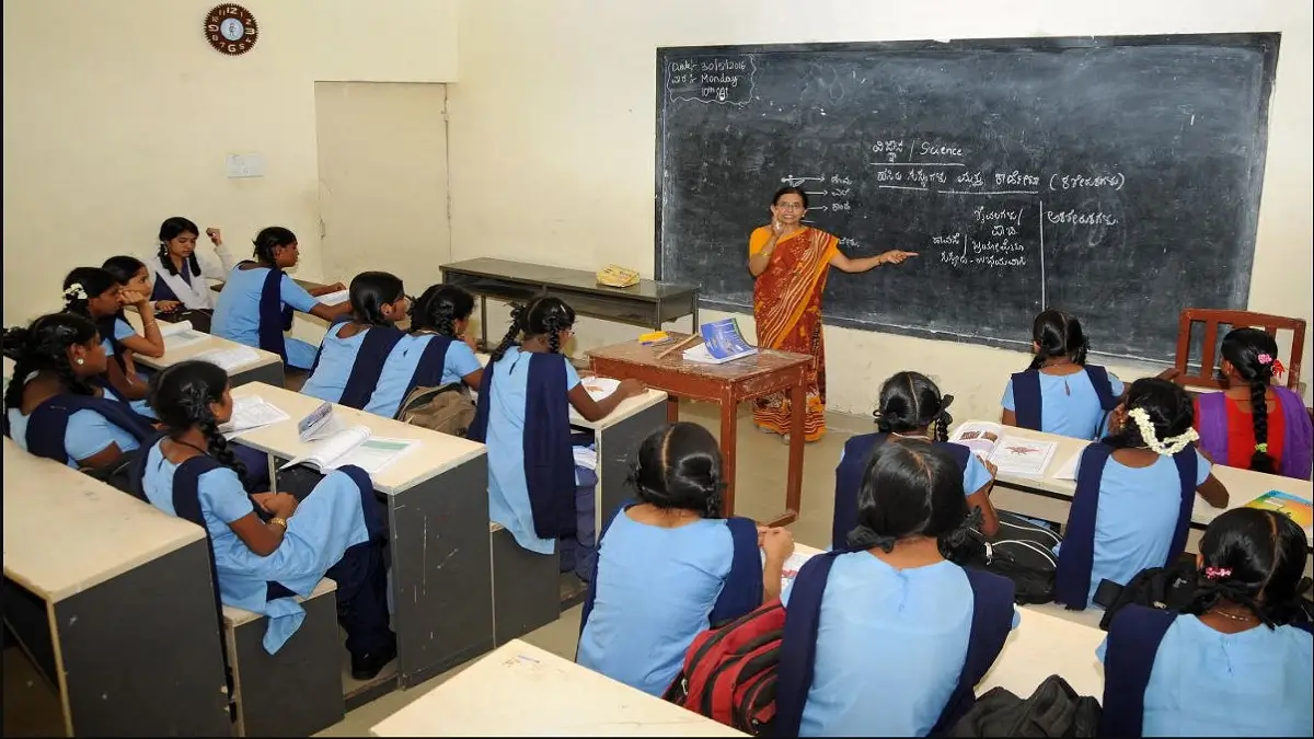 ಅಪಾಯದಲ್ಲಿ ಸರ್ಕಾರಿ ಶಾಲೆಗಳು.. 10 ವರ್ಷದಲ್ಲಿ 94 ಸಾವಿರ ಗೌರ್ಮೆಂಟ್ ಸ್ಕೂಲ್ಗಳಿಗೆ ಬಿದ್ದ ಬೀಗ!