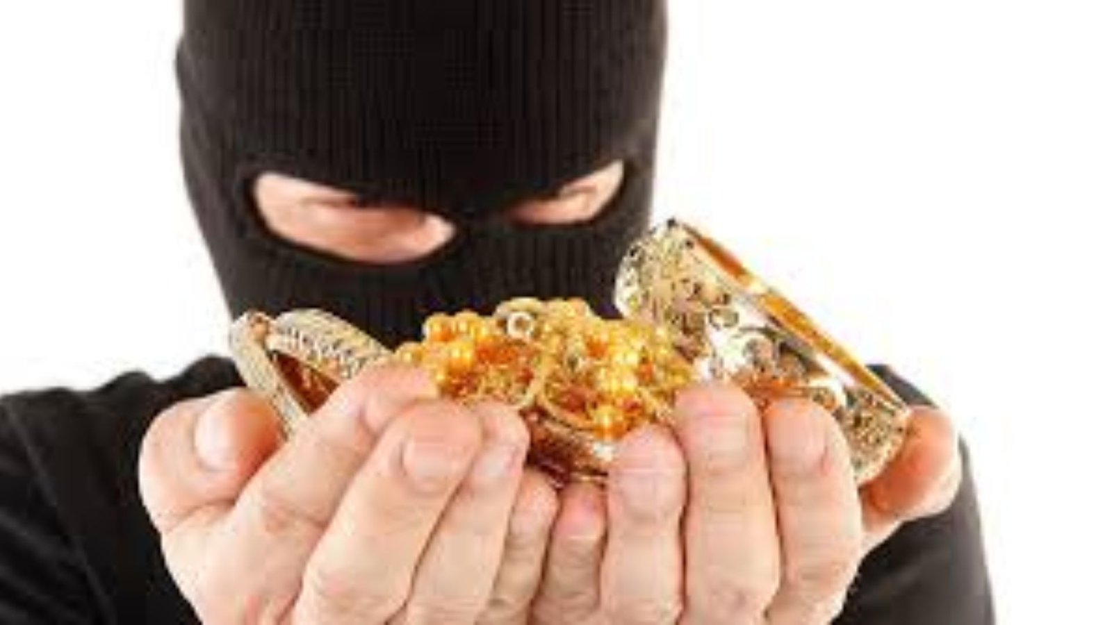 thieves stolen 15 lakh worth of gold stolen in overnight in shivamogga